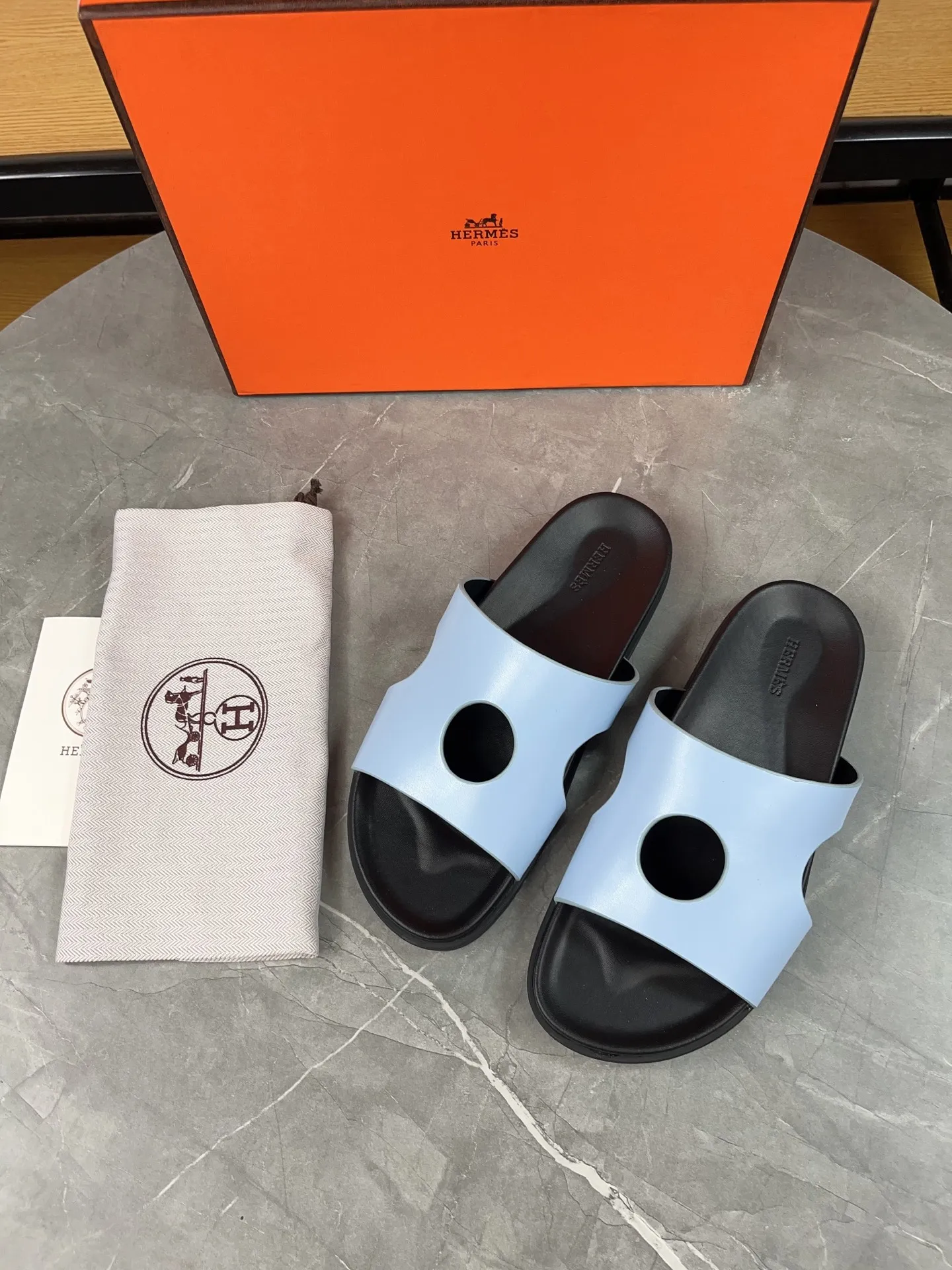 p400🐮🐮H family classic (couple style) Hermes Hermes spring and summer sandals series! Classic style, always popular slippers - sandals, great with any combination! ! ! Upper: imported PU inner lining: imported mixed sheepskin Outsole: Tpu non-slip and wear-resistant outsole Female size: 35-40 (customized at 41) Male size: 39-45 (customized at 39.45)